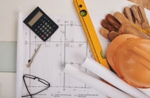 Plano arquitectónico y herramientas de construcción para regularizar una obra en Rosario